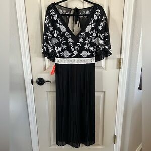 Frock & Frill NWT Pleated Black & White Flower Lace Embellished Cape Dress Sz 6